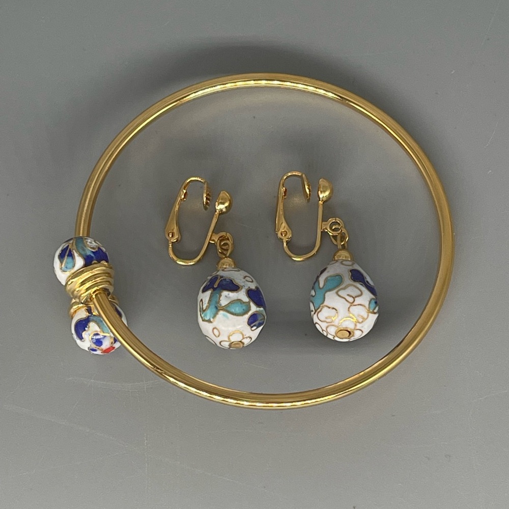 !!SOLD!! Vintage Avon White Blue Cloisonné Easter Egg Clip Earrings Bracelet - Picture 1 of 10